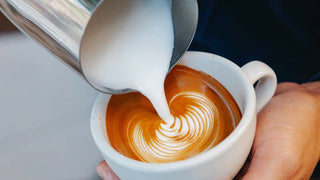 Så här skummar du mjölk till ditt kaffe: En komplett guide