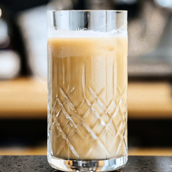 En iskaffe med mjölk i ett kristallglas