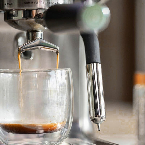 Espresso rinner ner i ett glas