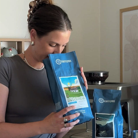 En kund luktar på en påse Kaffepro Morning Bloom