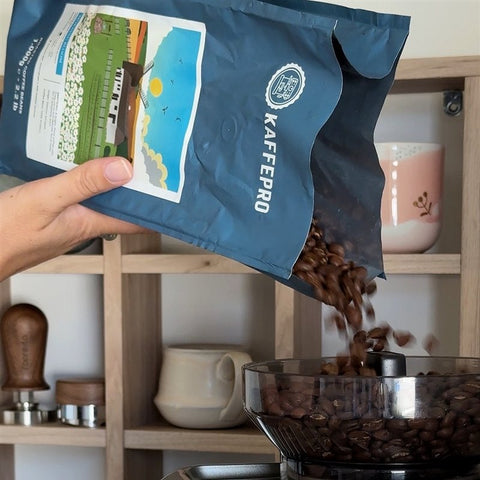 Kaffebönor hälls från en Kaffepro-påse